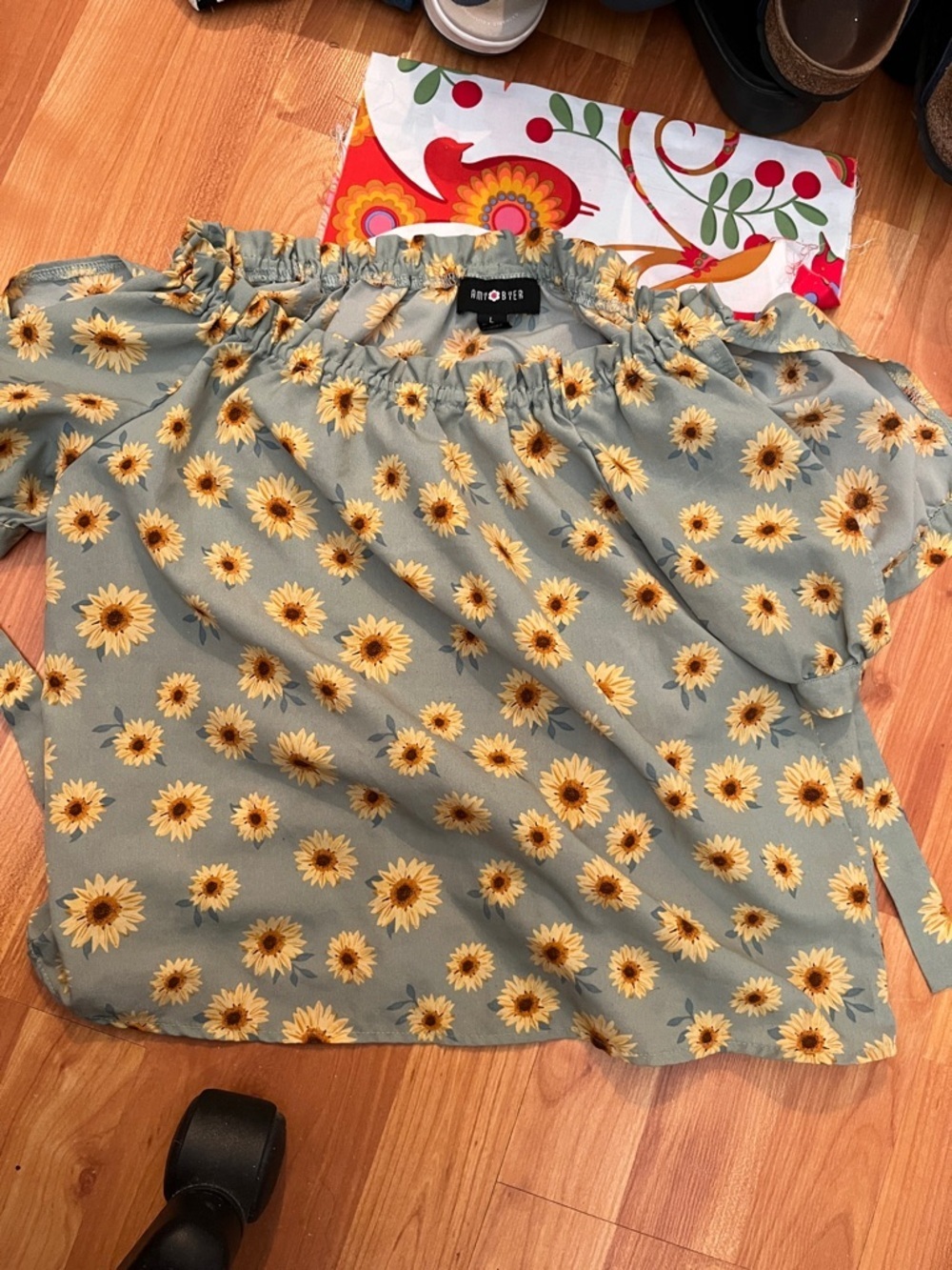 Amy Byer Grey Off-Shoulder Sunflower Print Blouse Size L